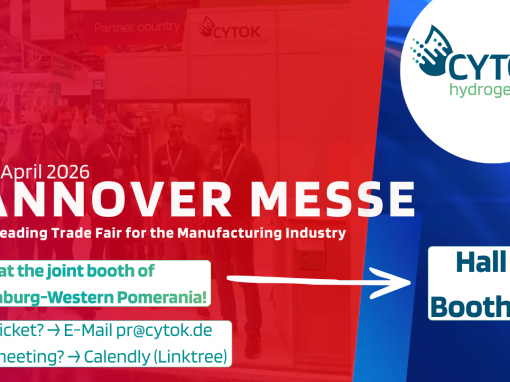 Grafik zur Hannover Messe 2026 mit CYTOK-Branding. Zu sehen sind Datum (20.-24. April 2026), der Schriftzug „HANNOVER MESSE - Weltleitmesse für die produzierende Industrie“ sowie der Hinweis auf den Gemeinschaftsstand Mecklenburg-Vorpommern. Rechts ist das CYTOK-Logo mit dem Hinweis „Halle 26, Stand B69“. Im Hintergrund ist eine Messehalle mit Besuchern zu erkennen.