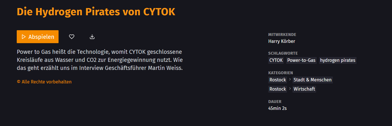 Screenshot 2026-03-04 080916 Screenshot einer Audiobeitrags-Seite mit dem Titel „Die Hydrogen Pirates von CYTOK“. Zu sehen ist ein Play-Button sowie eine Kurzbeschreibung zur Power-to-Gas-Technologie von CYTOK, die geschlossene Kreisläufe aus Wasser und CO₂ zur Energiegewinnung nutzt. Das Interview mit Geschäftsführer Martin Weiss wird von Harry Körber geführt. Rechts sind Schlagworte wie „CYTOK“, „Power-to-Gas“ und „hydrogen pirates“ sowie die Kategorien „Rostock – Stadt & Menschen“ und „Rostock – Wirtschaft“ angegeben. Die Länge des Beitrags beträgt 45 Minuten und 2 Sekunden.