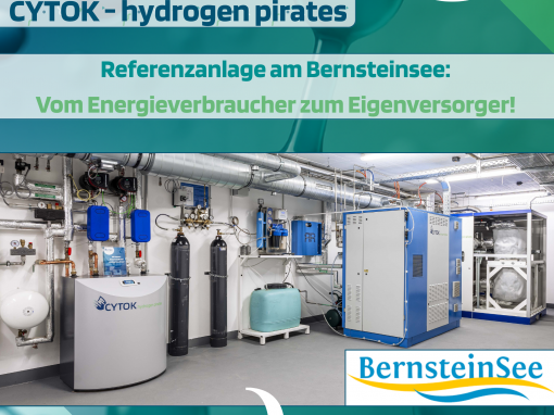 Die Grafik zeigt die Power-to-Gas-Referenzanlage von CYTOK am Bernsteinsee. Zu sehen ist ein technischer Anlagenraum mit verschiedenen Komponenten zur Energieumwandlung und Speicherung. Die Anlage ermöglicht es, selbst erzeugte Energie effizient zu nutzen, fossile Brennstoffe zu ersetzen und Energiekosten zu reduzieren. Hervorgehoben werden die Vorteile einer langfristig stabilen und unabhängigen Energieversorgung.