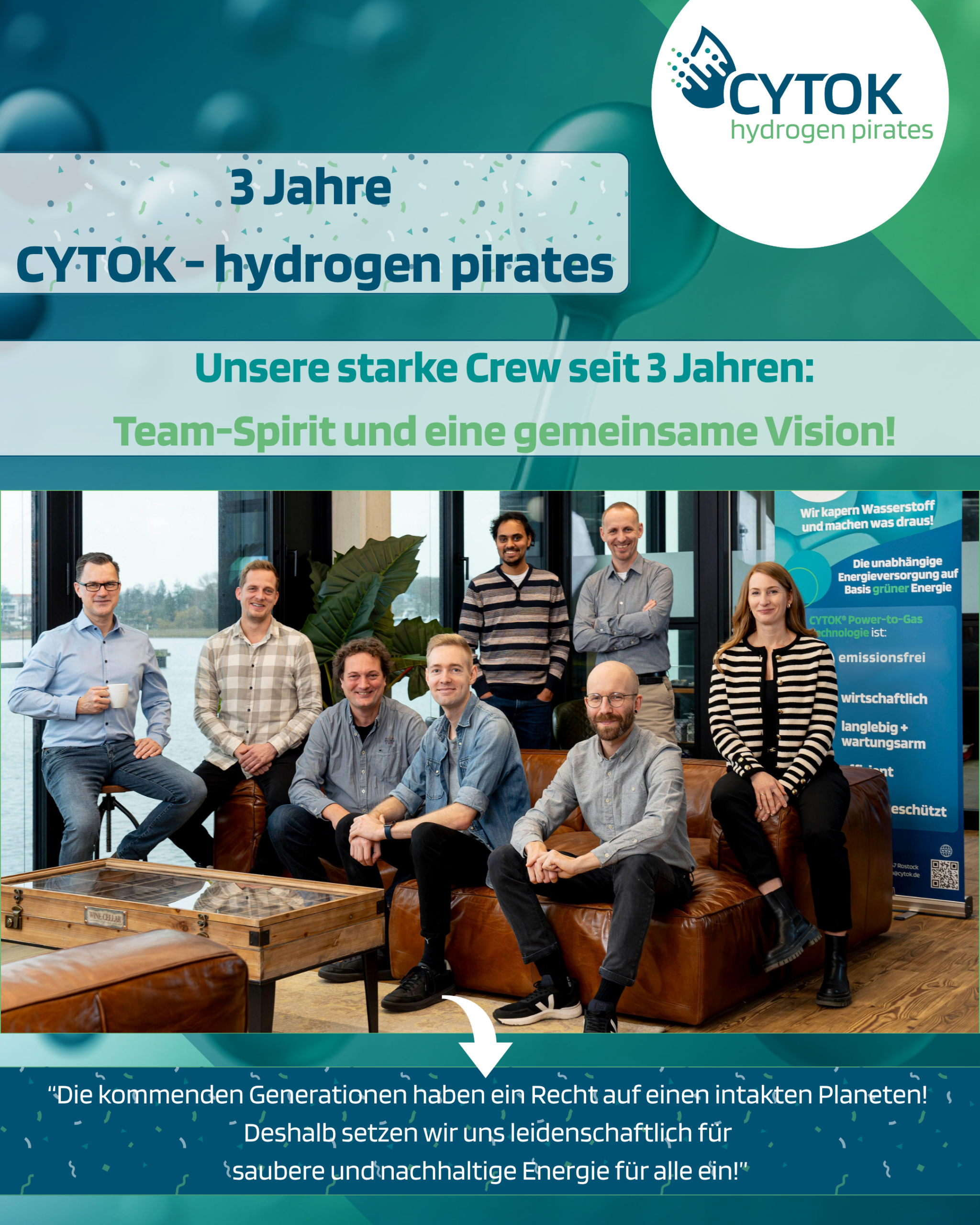 Die Grafik zeigt das Team von CYTOK anlässlich des dreijährigen Bestehens des Unternehmens. Mehrere Teammitglieder sitzen und stehen gemeinsam in einem modern eingerichteten Raum vor großen Fenstern mit Blick nach draußen. Im Hintergrund ist ein Roll-up mit Informationen zur Power-to-Gas-Technologie von CYTOK zu sehen. Die Darstellung betont den Teamgeist, die gemeinsame Vision und das Engagement des Unternehmens für emissionsfreie und nachhaltige Energieversorgung. Zusätzlich enthält die Grafik ein Zitat über die Verantwortung gegenüber kommenden Generationen und den Einsatz für nachhaltige Energie.