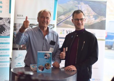 Klaus Schirmer, Geschäftsführer der CYTOK GmbH, und Prof. Dr. Norbert Zdrowomyslaw präsentieren gemeinsam eine Fachpublikation und zeigen den Daumen nach oben.