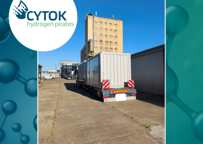 Ein Technikcontainer für die modulare Power-to-Gas-Plattform von CYTOK wird auf einem Tieflader zum Produktions- und Entwicklungsstandort transportiert.