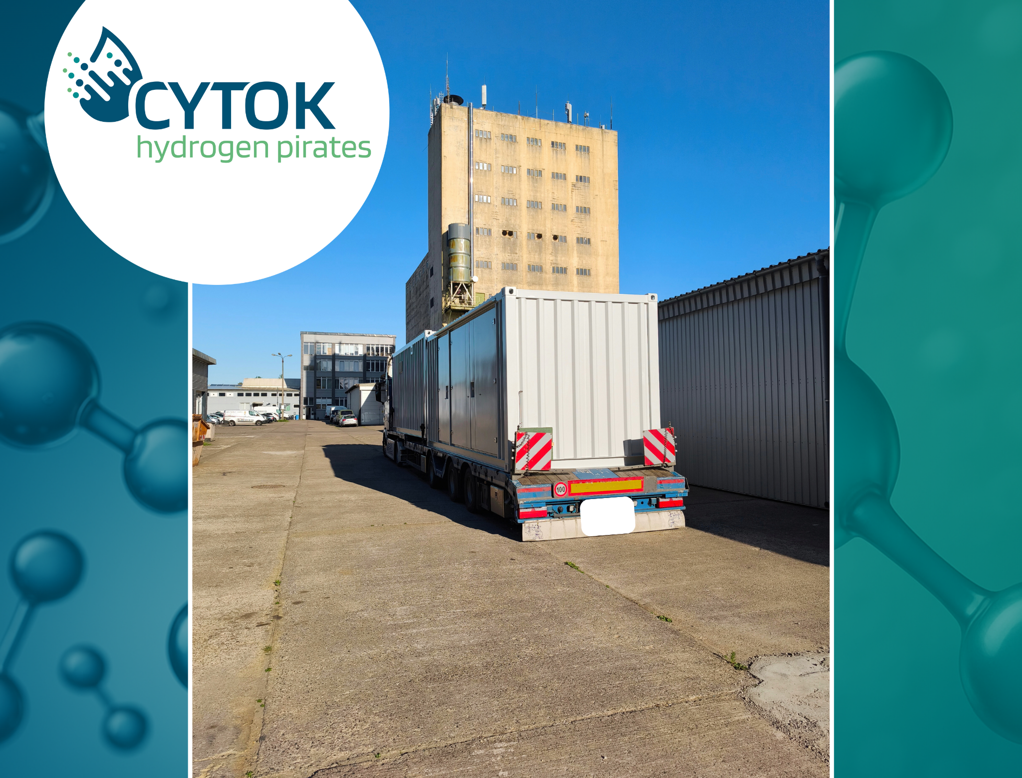 Ein Technikcontainer für die modulare Power-to-Gas-Plattform von CYTOK wird auf einem Tieflader zum Produktions- und Entwicklungsstandort transportiert.