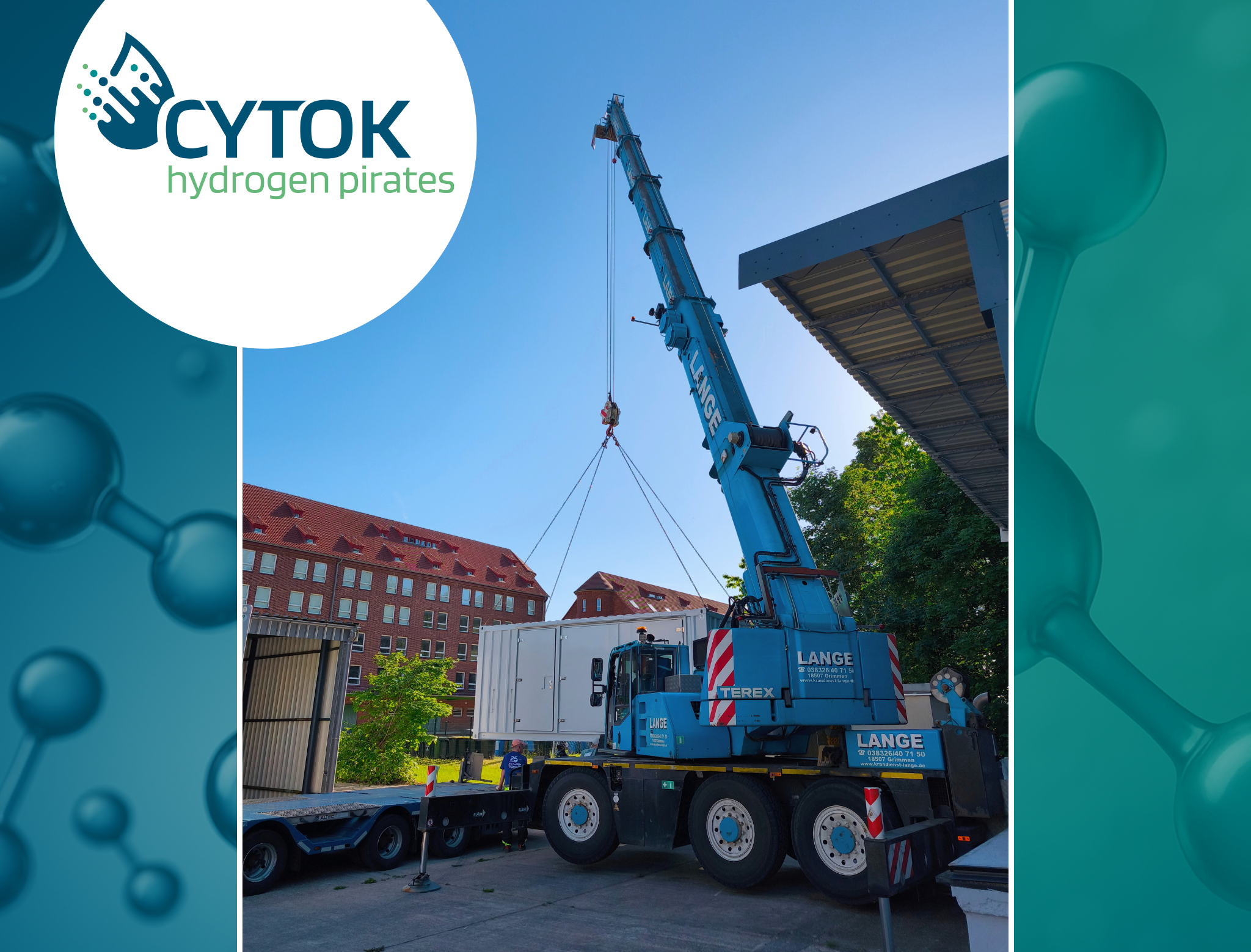 Ein Mobilkran hebt einen hellgrauen Technikcontainer auf einem Industrie- und Forschungsgelände an seinen Bestimmungsort. Der Container hängt an mehreren Hebegurten und wird präzise positioniert. Im Hintergrund sind Gebäude und Bäume unter klarem Himmel zu sehen. Das Bild ist im Corporate Design von CYTOK gestaltet und zeigt links oben das CYTOK-Logo mit dem Schriftzug „hydrogen pirates“. Die Aufnahme dokumentiert die Installation eines Containers für eine zukünftige modulare Power-to-Gas-Anlage.